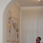 Ausstellung von während der Kunsttherapie entstandener  Kinderarbeiten  bei GICON 