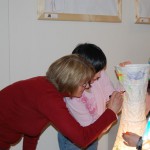 Ausstellung von während der Kunsttherapie entstandener  Kinderarbeiten  bei GICON 
