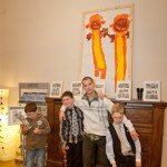 Ausstellung von während der Kunsttherapie entstandener  Kinderarbeiten  bei GICON 