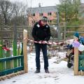 Herr Krause eröffnet offiziell mit dem Zerschneiden des Absperrbandes. - <b>Es ist vollbracht!</b>